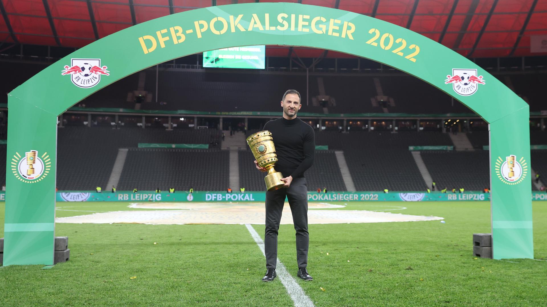 Leipzigs Trainer Domenico Tedesco mit dem DFB-Pokal im scheinbar leeren Berliner Olympiastadion.