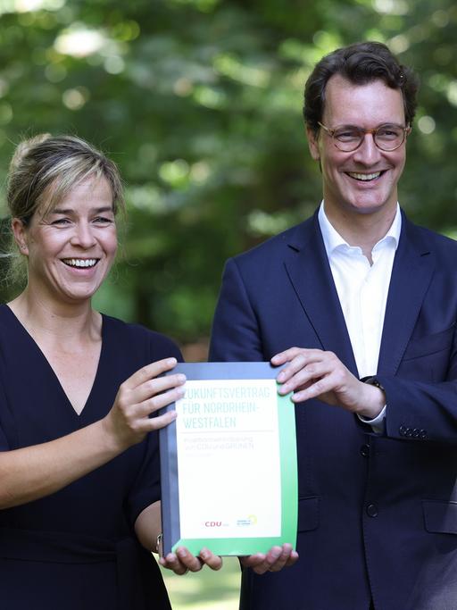 Nordrhein-Westfalen, Düsseldorf: Ministerpräsident Hendrik Wüst (CDU) und Mona Neubaur, Vorsitzende der Grünen in Nordrhein-Westfalen stellen den Koalitionsvertrag von Schwarz-Grün in NRW vor.