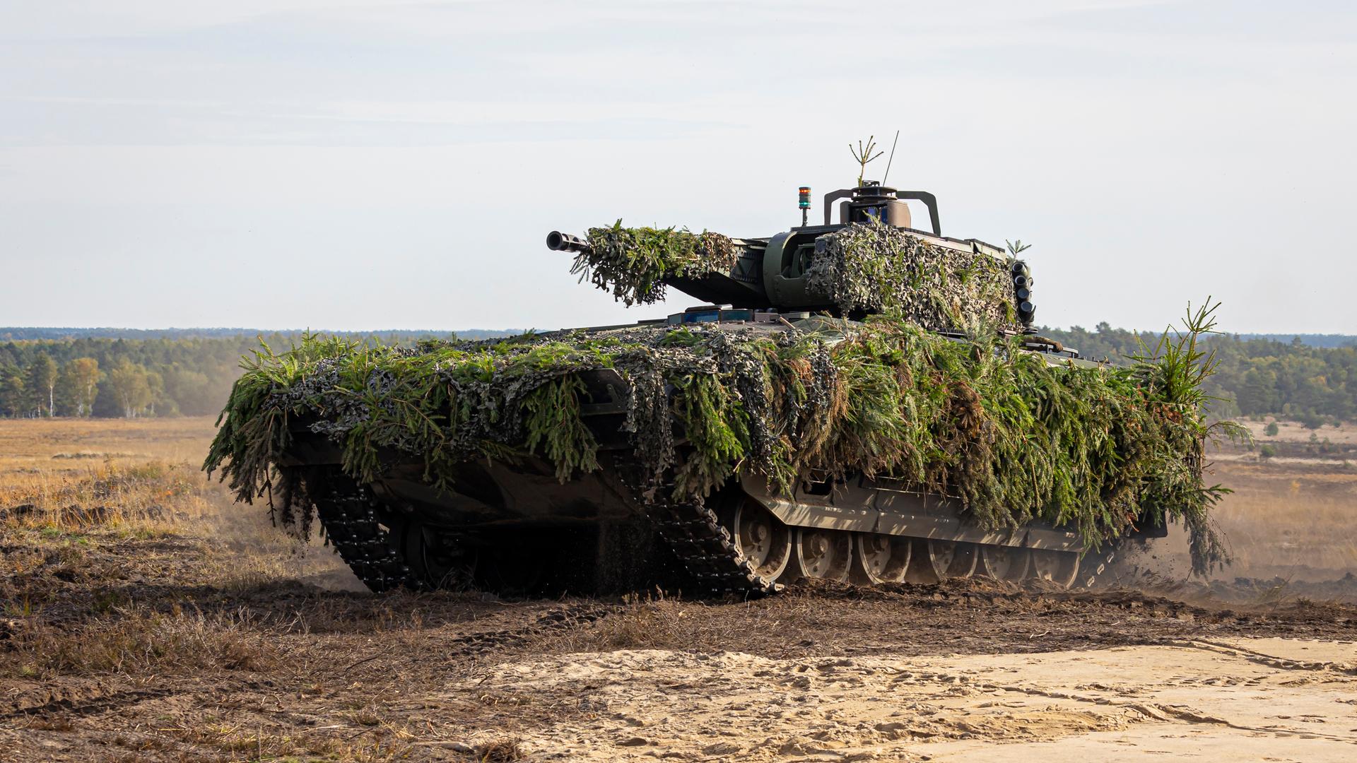 Ein "Puma"-Schützenpanzer fährt bei einer Übung über einen Truppenübungsplatz