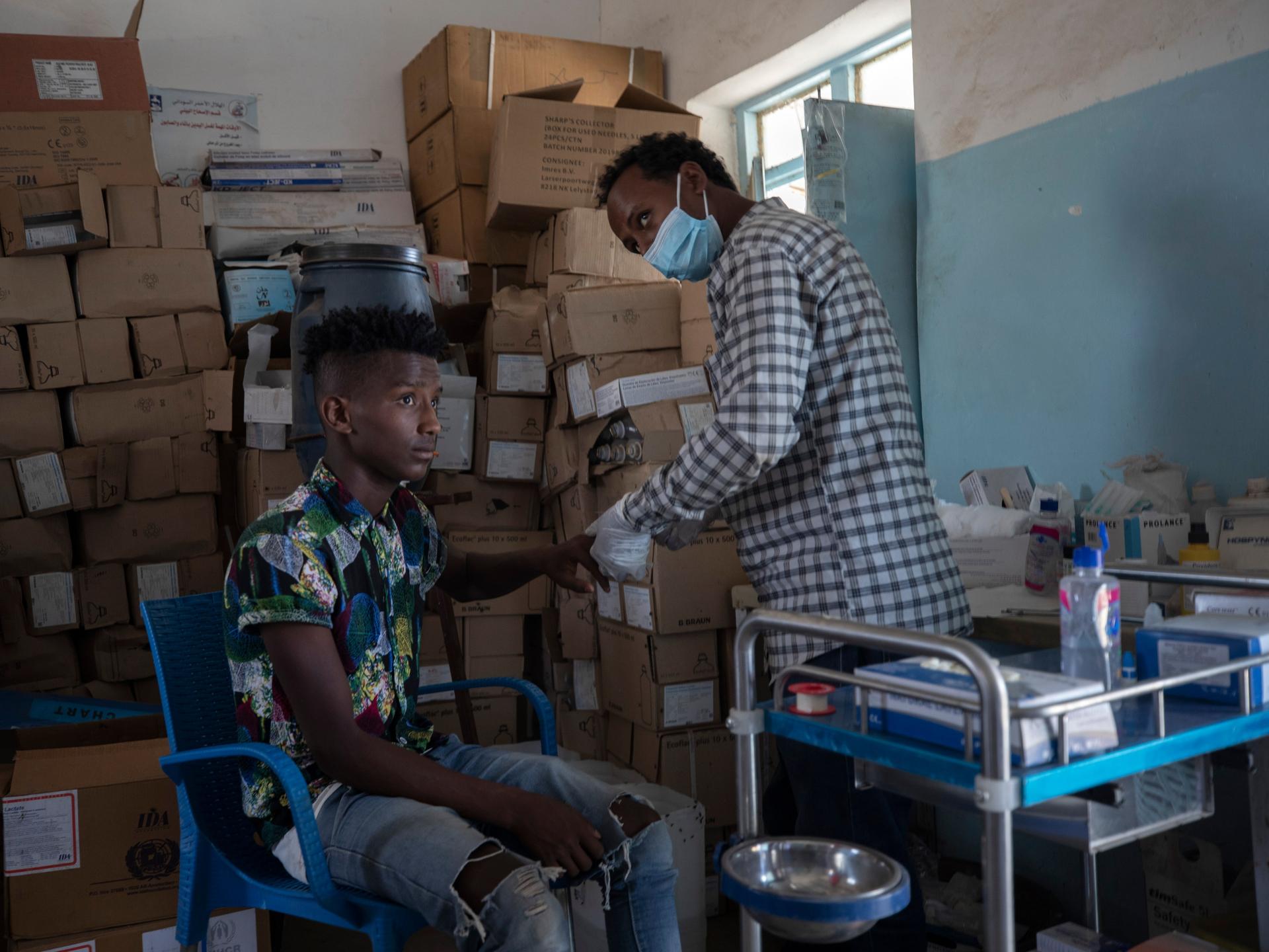 Ein Pfleger versorgt einen verletzten Mann in einer Klinik in Äthiopien. 