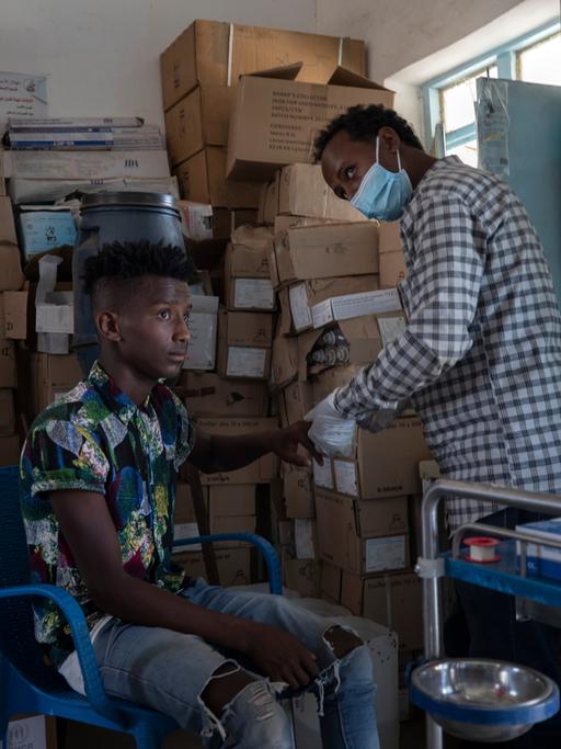 Ein Pfleger versorgt einen verletzten Mann in einer Klinik in Äthiopien. 
