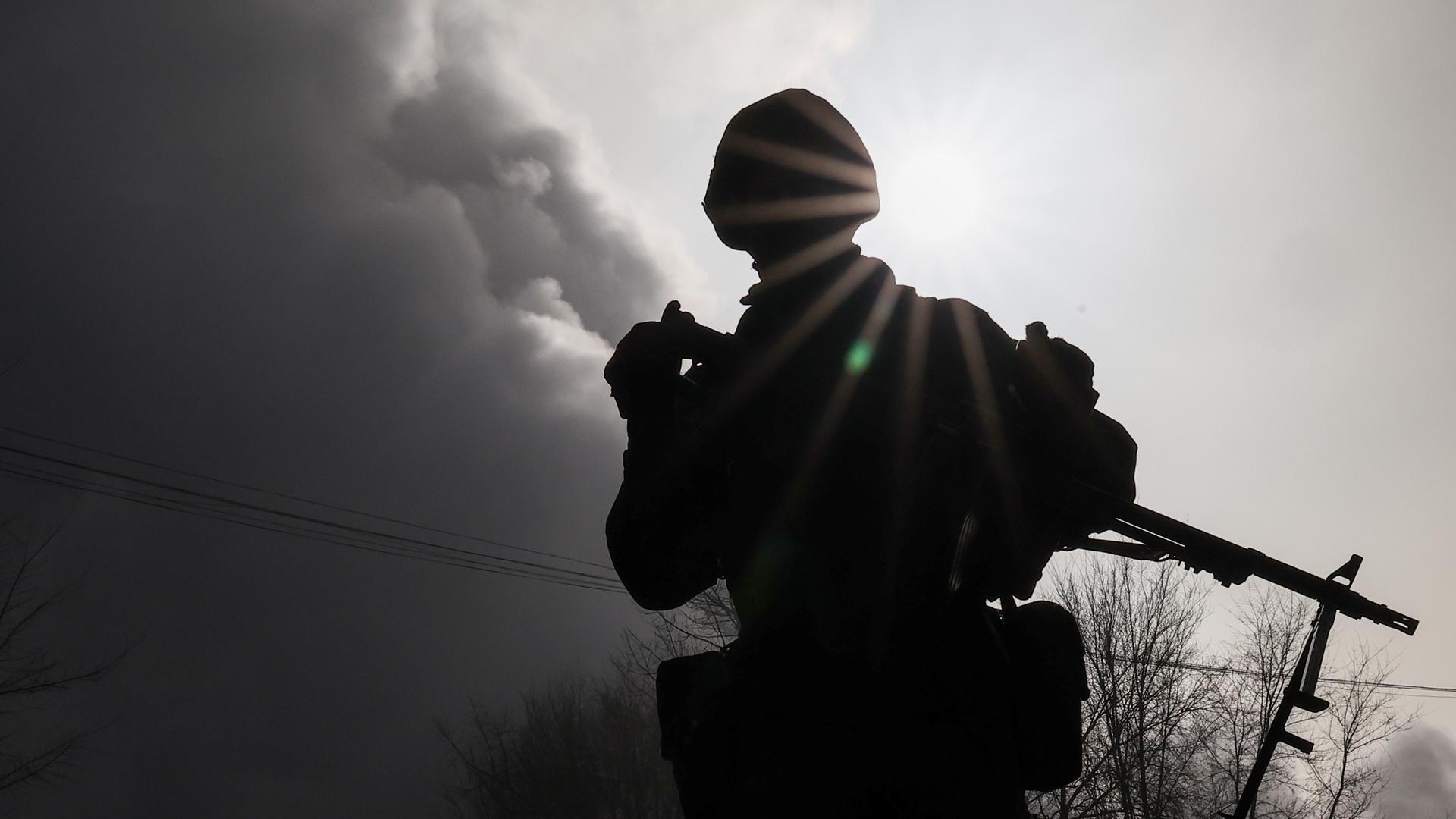 Silhouette eines russischen Soldaten, der ein Elektrizitätswerk in Almatinskaya, Kasachstan, bewacht.