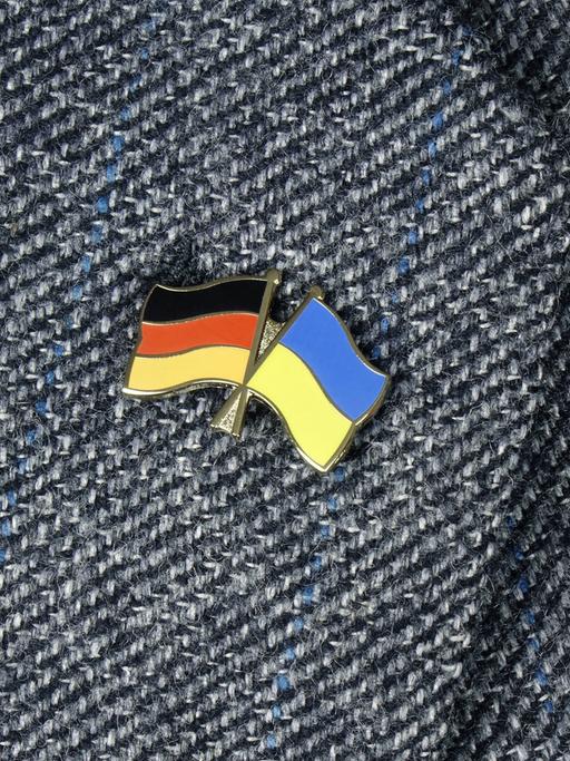 Revers mit Anstecker, der die deutsche und die ukrainische Flagge zeigt