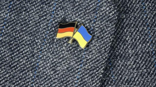 Revers mit Anstecker, der die deutsche und die ukrainische Flagge zeigt