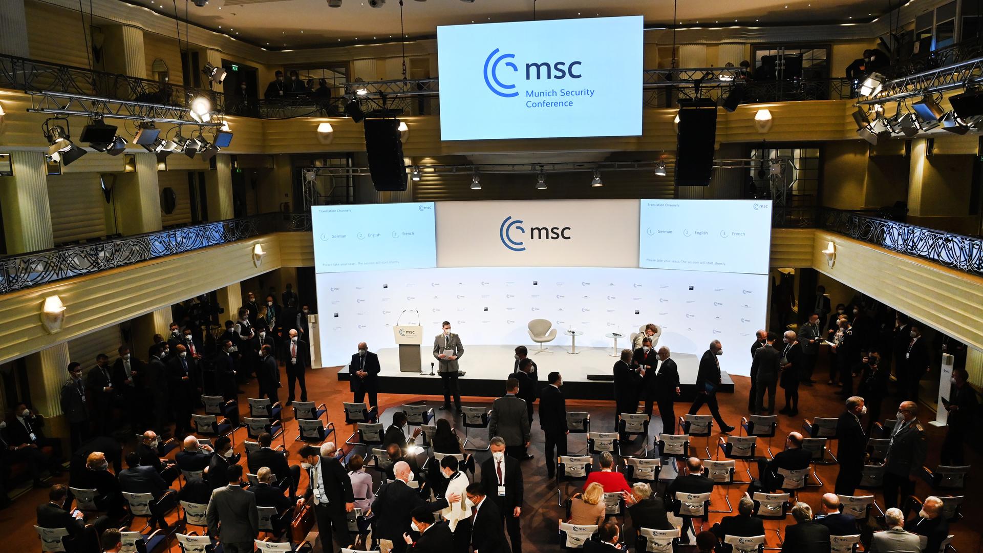 Teilnehmer nehmen vor Beginn der Münchner Sicherheitskonferenz ihre Plätze ein.