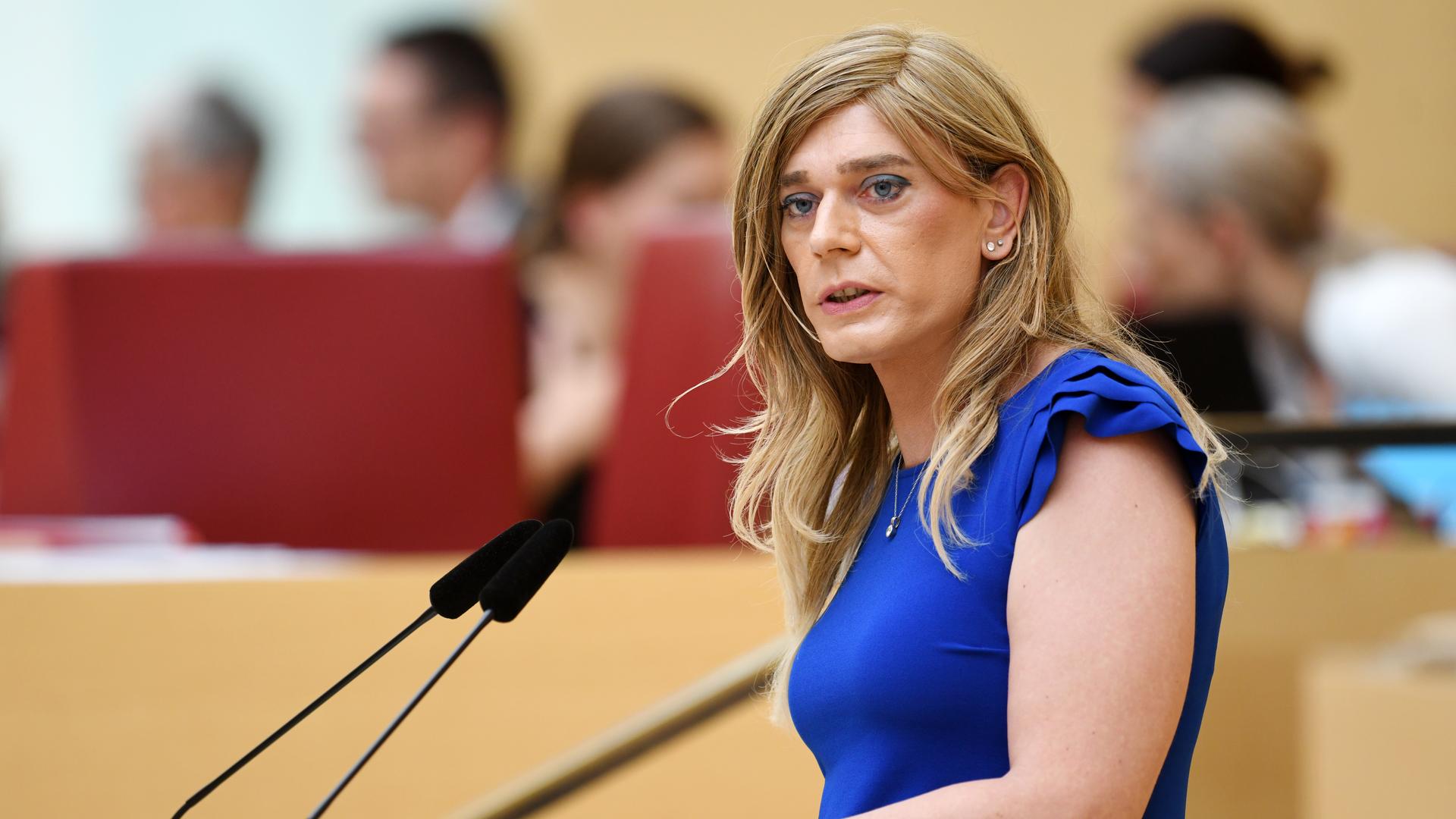 Die Politikerin Tessa Ganserer steht an einem Rednerpult Die Politikerin Tessa Ganserer steht an einem Rednerpult