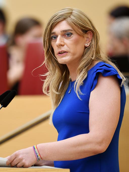 Die Politikerin Tessa Ganserer steht an einem Rednerpult