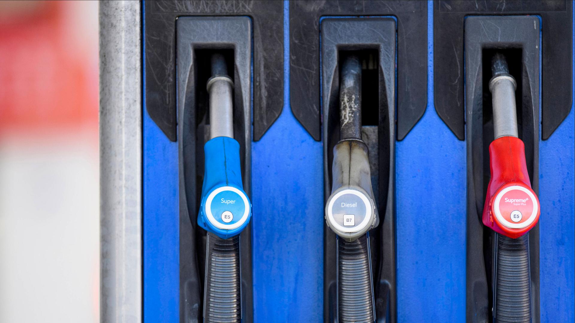 Zapfpistolen für verschiedene Kraftstoffe an einer Tankstelle. Zapfpistolen für verschiedene Kraftstoffe an einer Tankstelle.