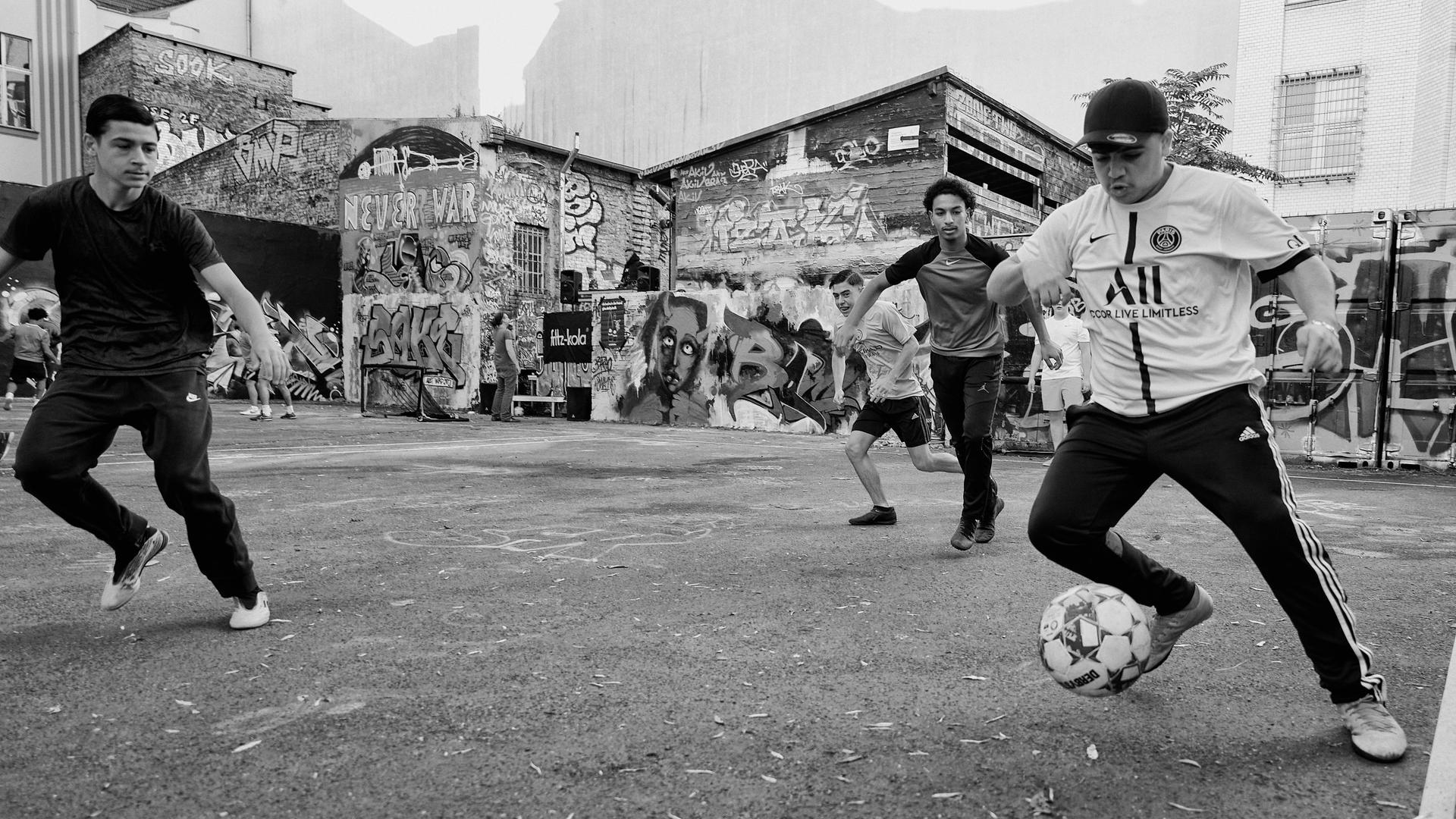 Junge Kicker beim "Street Football Club" in Berlin Junge Kicker beim "Street Football Club" in Berlin