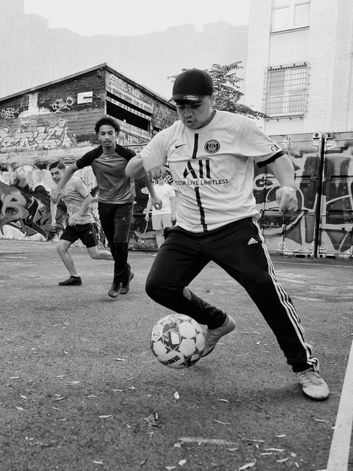Junge Kicker beim "Street Football Club" in Berlin 