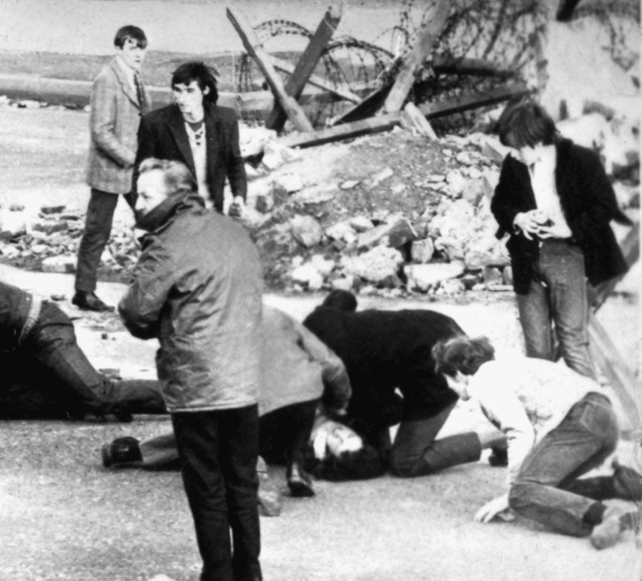 Nordiren kümmern sich nach den blutigen Auseinandersetzungen am sogenannten Bloody Sunday in der nordirischen Stadt Derry um ein am Boden liegendes Opfer. 13 katholische Demonstranten wurden damals während einer friedlichen, jedoch verbotenen Kundgebung von britischen Fallschirmjägern erschossen.