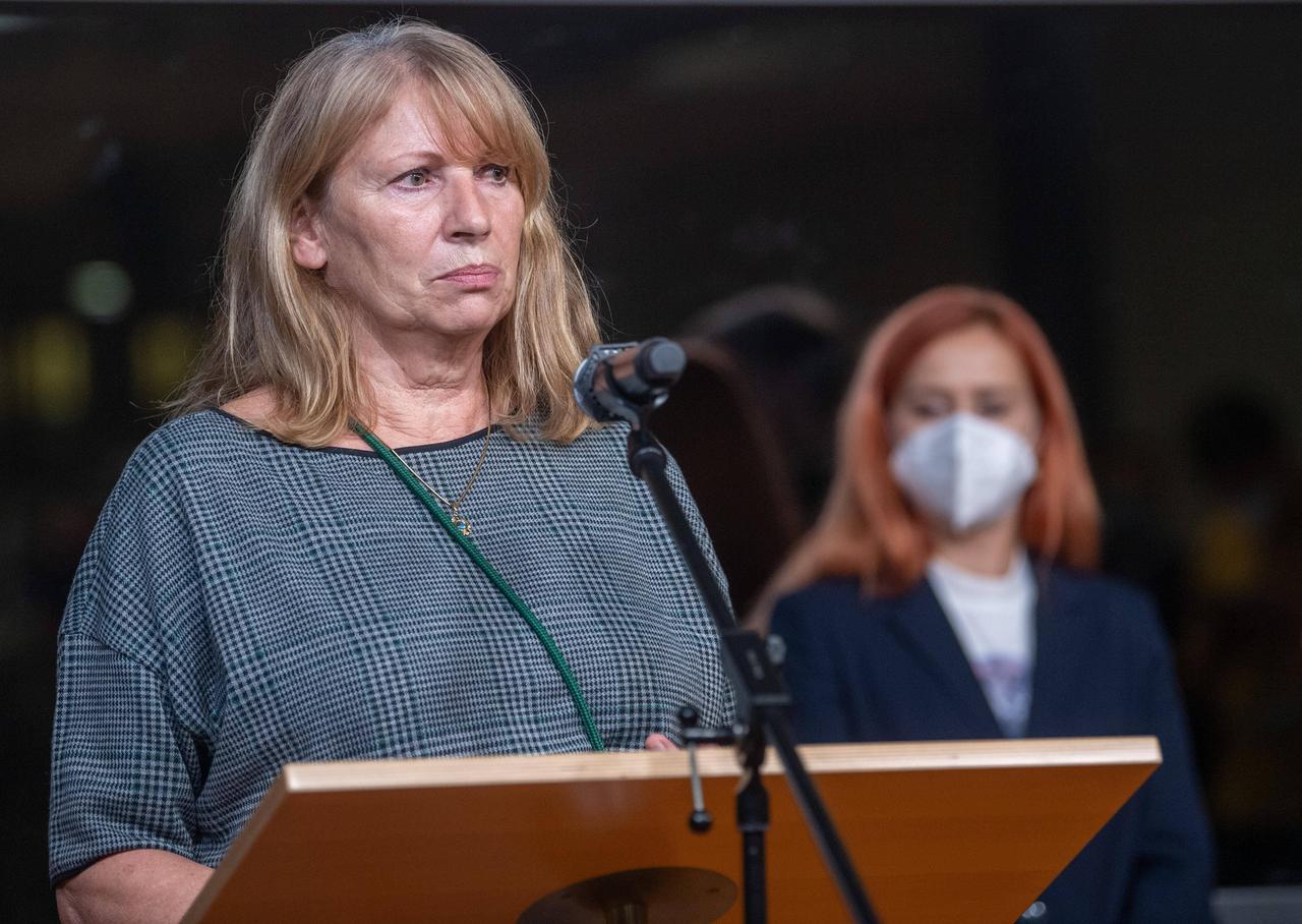 Die sächsische Gesundheits- und Sozialministerin Petra Köpping (SPD) während einer Pressekonferenz zur Corona-Pandemie. Sie steht vor einem Redepult.