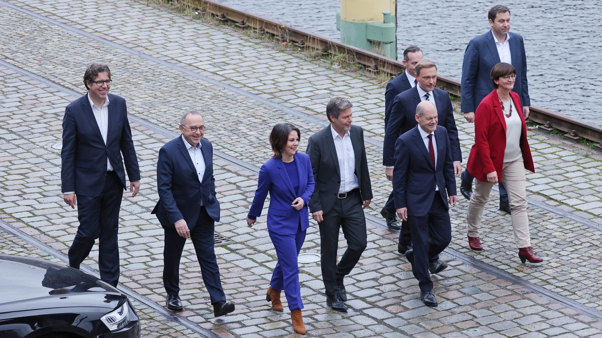 Die neue Ampelkoalition als Gruppe bei einem Pressetermin am Hafen in Berlin. Die neue Ampelkoalition als Gruppe bei einem Pressetermin am Hafen in Berlin.