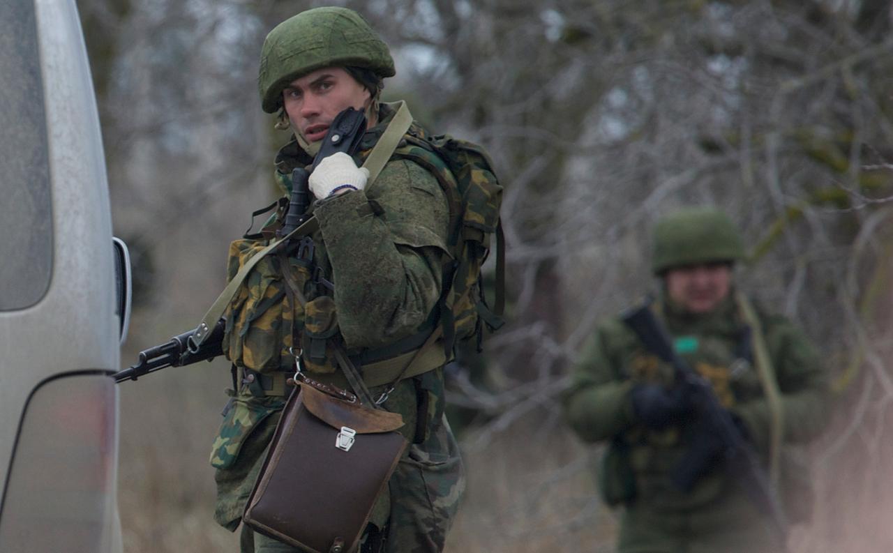 "Grüne Männchen" 2014 in Sewastopol - ein Soldat ohne Hoheitsabzeichen bei einer Straßensperre auf der Halbinsel Krim