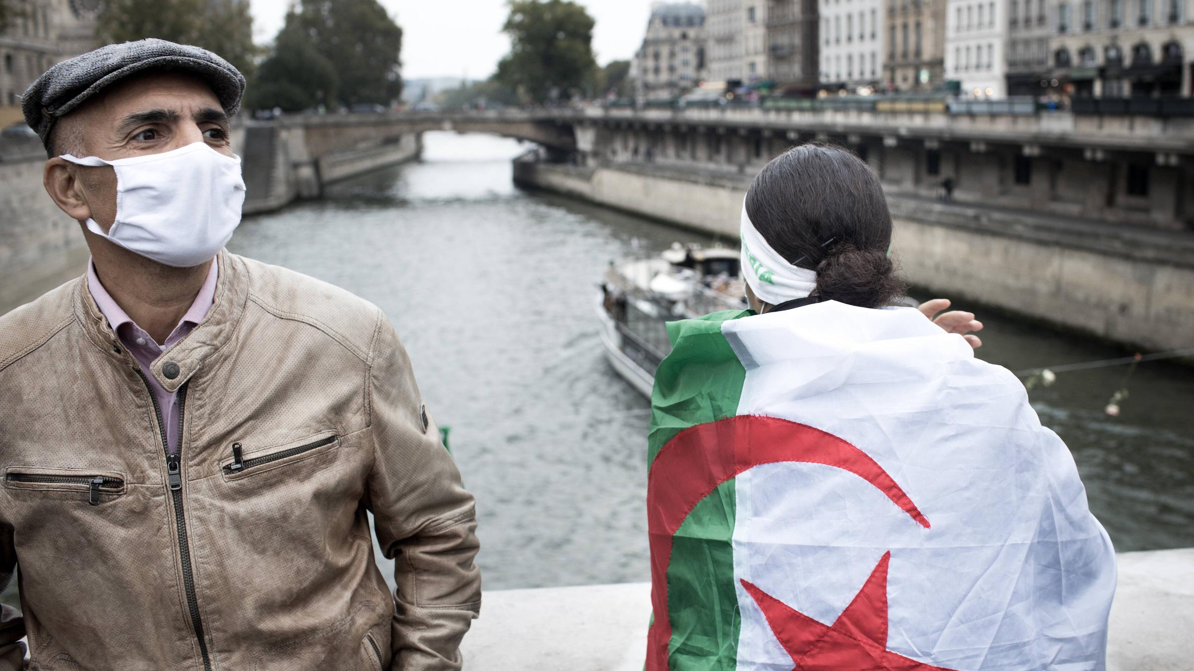 Algerier gedenken den Opfern vom Massaker von Paris von 1961. Die Pariser Polizei ging damals brutal gegen eine nicht genehmigte, aber friedliche Demonstration mehrerer zehntausend Algerier vor. Algerier gedenken den Opfern vom Massaker von Paris von 1961. Die Pariser Polizei ging damals brutal gegen eine nicht genehmigte, aber friedliche Demonstration mehrerer zehntausend Algerier vor.