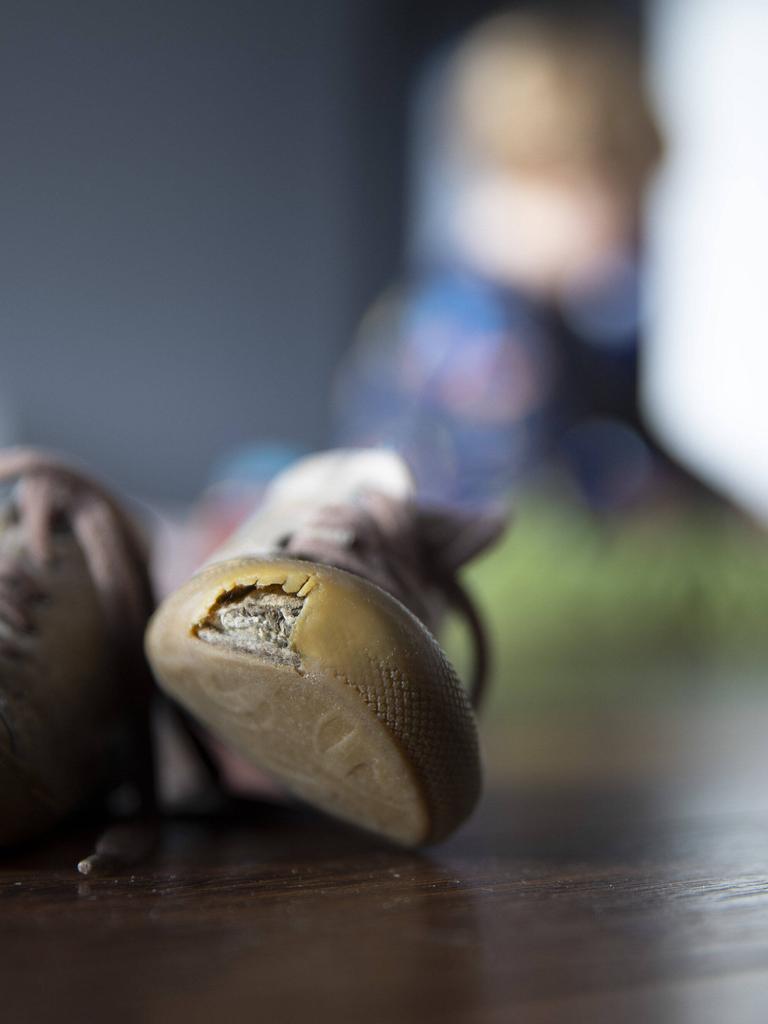 Einer von zwei Kinderschuhen im Bild hat ein Loch im vorderen Bereich.