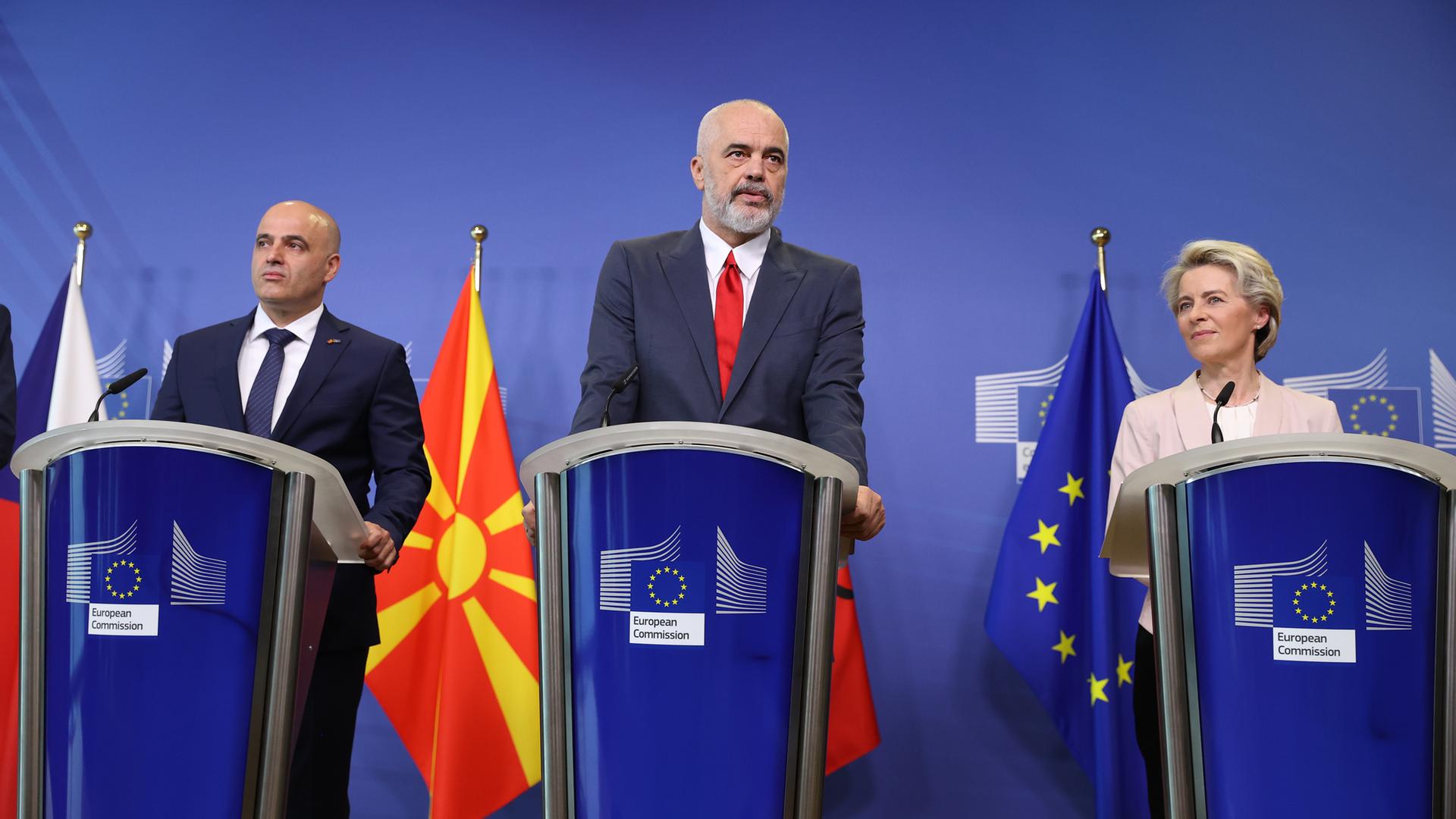Zu sehen sind die Regierungs-Chefs von Albanien und Nordmazedonien, Edi Rama (li) und Dimitar Kovacevski (Mi). Sie stehen zusammen mit EU-Kommissions-Präsidentin Ursula von der Leyen (re) an Redner-Pulten. Zu sehen sind die Regierungs-Chefs von Albanien und Nordmazedonien, Edi Rama (li) und Dimitar Kovacevski (Mi). Sie stehen zusammen mit EU-Kommissions-Präsidentin Ursula von der Leyen (re) an Redner-Pulten.