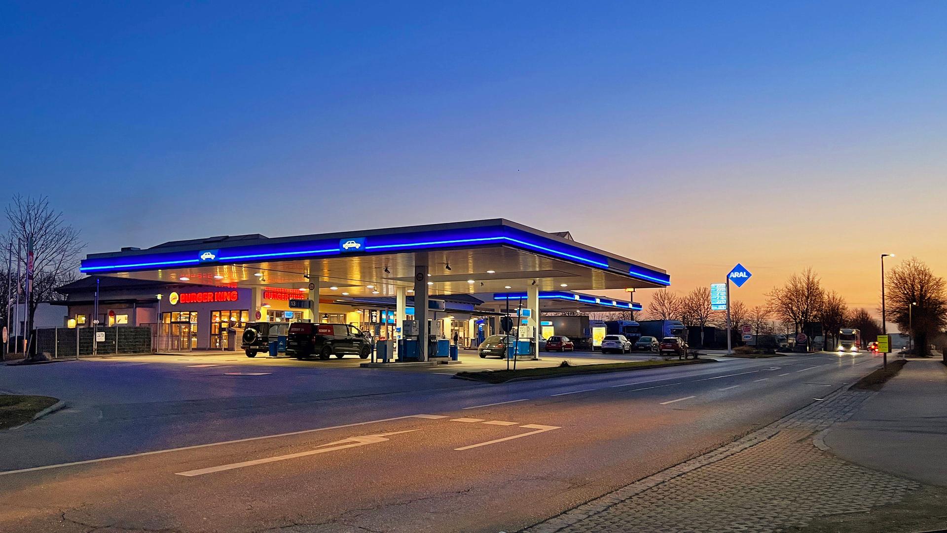 Eine Tankstelle in Bayern in der Abenddämmerung. Eine Tankstelle in Bayern in der Abenddämmerung.