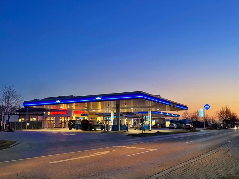 Eine Tankstelle in Bayern in der Abenddämmerung.