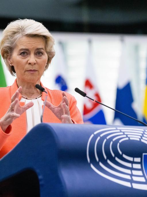 Frankreich, Straßburg: Ursula von der Leyen, Präsidentin der Europäischen Kommission, steht im Gebäude des Europäischen Parlaments und spricht. 