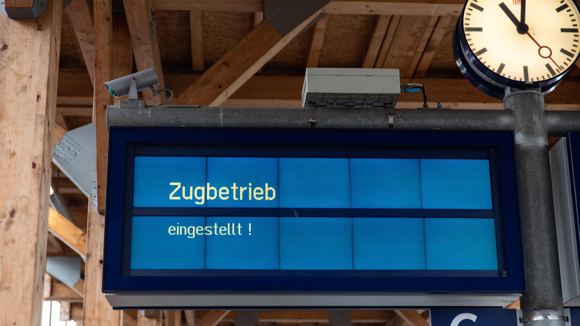 Die Anzeigetafel auf einem Bahnsteig zeigt die Meldung "Zugbetrieb eingestellt!" Die Anzeigetafel auf einem Bahnsteig zeigt die Meldung "Zugbetrieb eingestellt!"