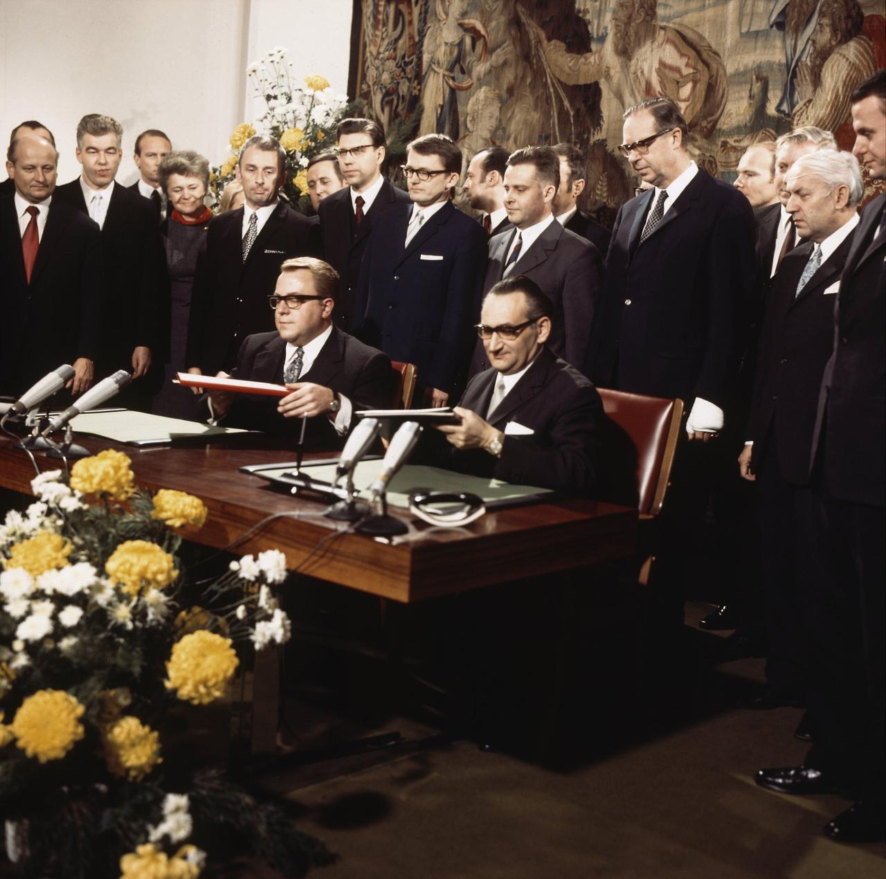 7. Dezember 1971: Das Berlin-Transit-Abkommen wird durch Bundeskanzleramt-Staatssekretär Egon Bahr (vorne rechts) und DDR-Staatssekretär Michael Kohl (vorne links) im Gobelin-Saal im Palais Schaumburg in Bonn unterzeichnet  