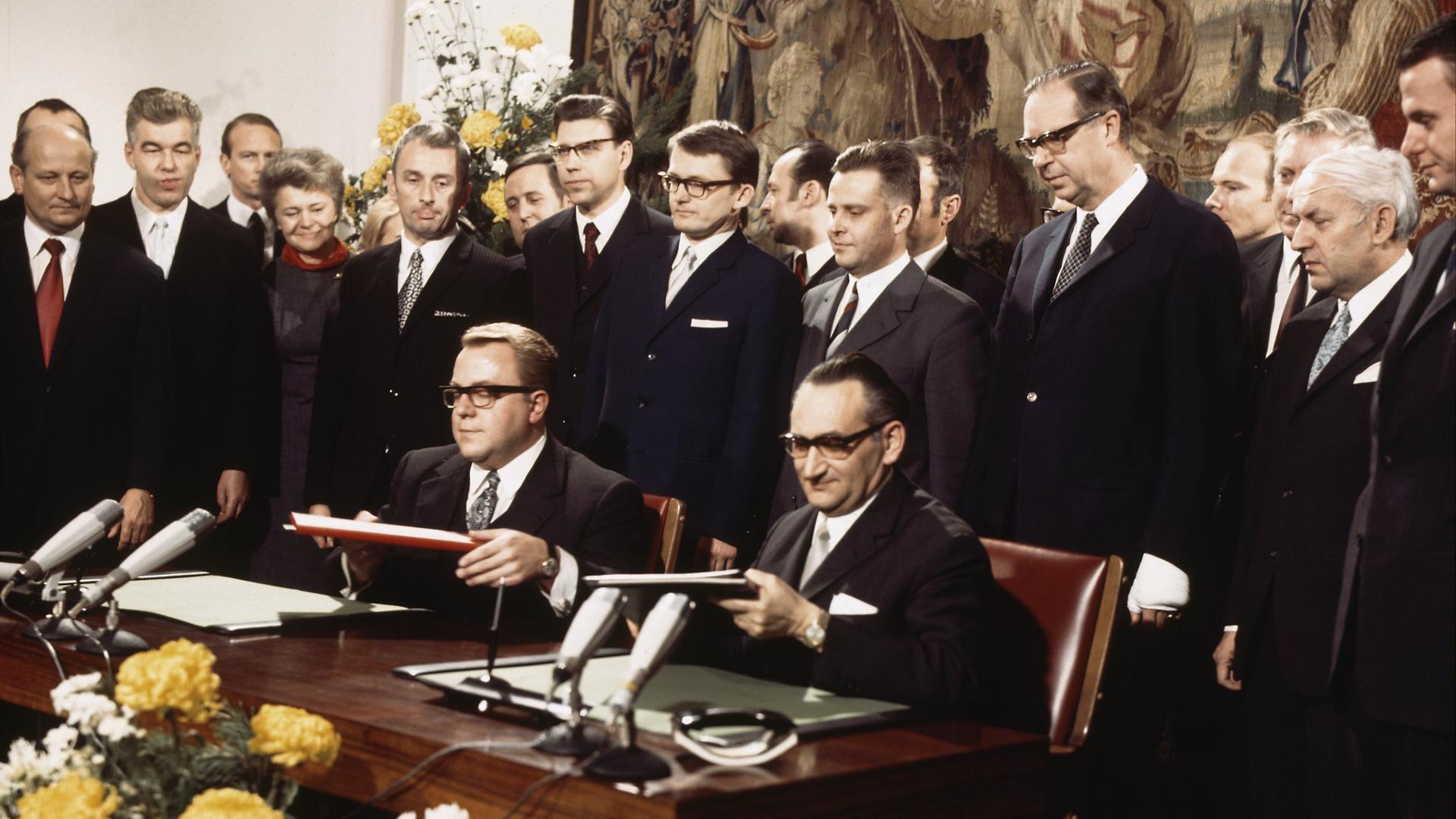 !7 Dezember1971 im Gobelin-Saal im Palais Schaumburg in Bonn wurde das Berlin-Transit-Abkommen durch Staatssekretär Egon Bahr vom Bundeskanzleramt (rechts) und Staatssekretär Michael Kohl vom DDR-Ministerrat (links) unterzeichnet. Das erste Regierungsabkommen zwischen beiden deutschen Staaten gibt zum ersten Mal seit Ende des II. Weltkrieges dem Berlin-Verkehr zu Lande und zu Wasser eine rechtlich fixierte Grundlage. (Die anderen abgebildeten Personen sind nicht identifiziert). Aufgenommen am 17. Dezember 1971. !7 Dezember1971 im Gobelin-Saal im Palais Schaumburg in Bonn wurde das Berlin-Transit-Abkommen durch Staatssekretär Egon Bahr vom Bundeskanzleramt (rechts) und Staatssekretär Michael Kohl vom DDR-Ministerrat (links) unterzeichnet. Das erste Regierungsabkommen zwischen beiden deutschen Staaten gibt zum ersten Mal seit Ende des II. Weltkrieges dem Berlin-Verkehr zu Lande und zu Wasser eine rechtlich fixierte Grundlage. (Die anderen abgebildeten Personen sind nicht identifiziert). Aufgenommen am 17. Dezember 1971.