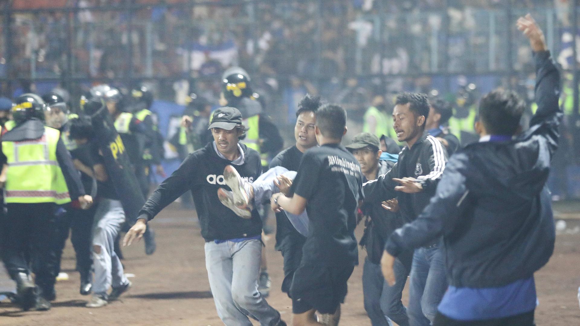 Bei einer Massenpanik in einem Fußball-Stadion in Indonesien sind 125 Menschen ums Leben gekommen. Bei einer Massenpanik in einem Fußball-Stadion in Indonesien sind 125 Menschen ums Leben gekommen.