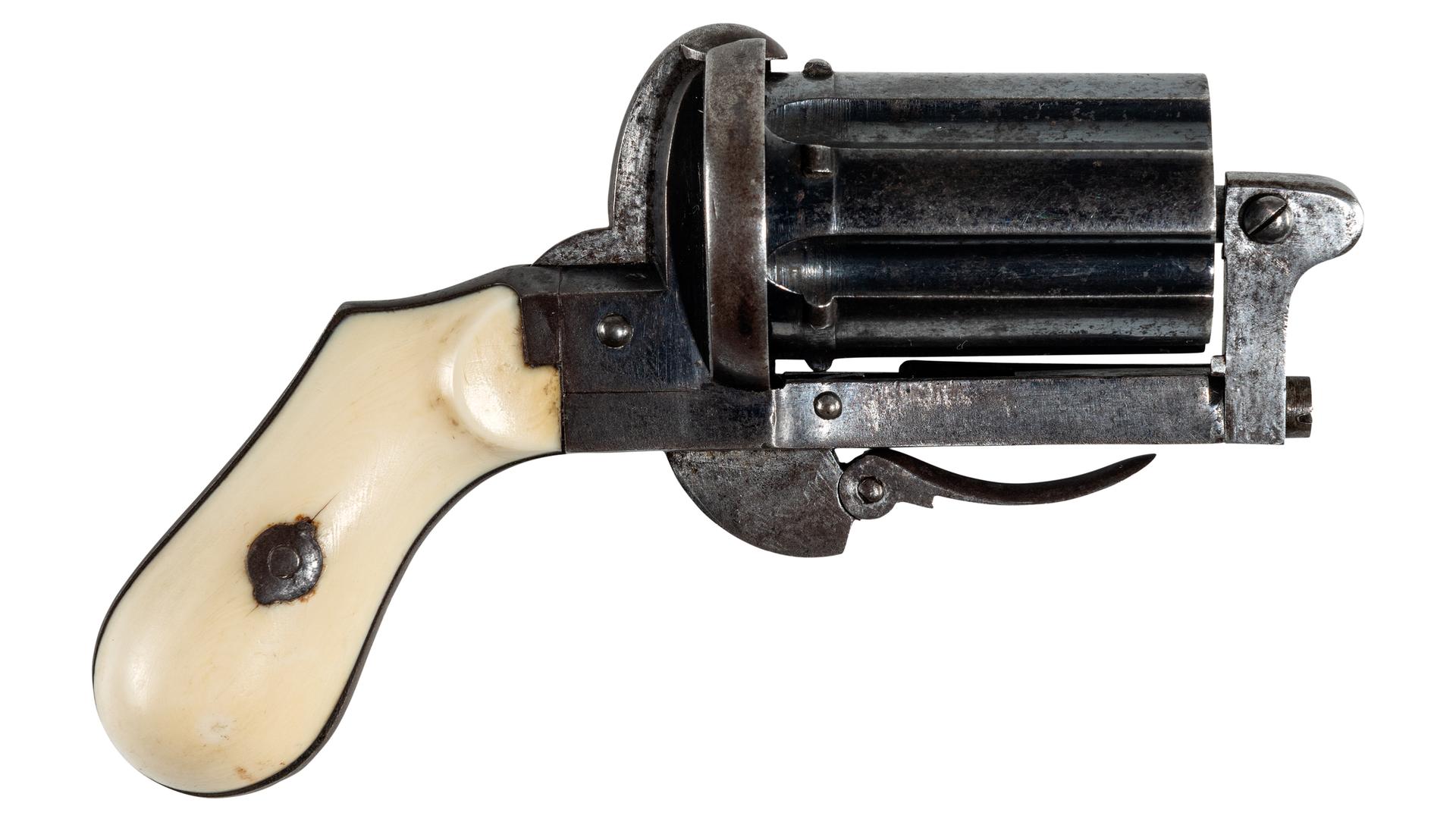 Ein silberner Revolver aus dem 19. Jahrhundert Ein silberner Revolver aus dem 19. Jahrhundert