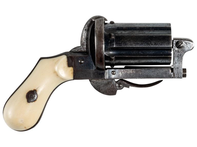 Ein silberner Revolver aus dem 19. Jahrhundert 