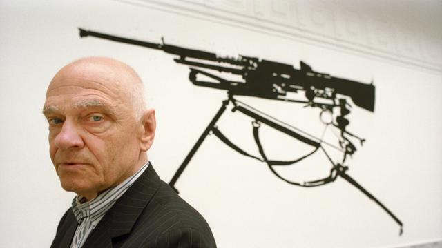 Der Maler K.R.H. Sonderborg steht 1993 in in der staatlichen Kunsthalle Baden-Baden vor einem seiner Werke. Er starb 2008 im Alter von 84 Jahren in Hamburg.