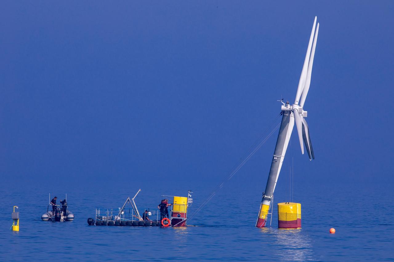 Monteure verankern eine 18 Meter hohe Anlage mit schwimmenden Windrädern im Greifswalder Bodden. Bisher sind Off-Shore-Anlagen fest auf Stahlgestellen im Meeresgrund verankert. Im späteren Regelbetrieb auf dem Meer sollen die Windräder eine Höhe von 180 Metern aufweisen. Monteure verankern eine 18 Meter hohe Anlage mit schwimmenden Windrädern im Greifswalder Bodden. Bisher sind Off-Shore-Anlagen fest auf Stahlgestellen im Meeresgrund verankert. Im späteren Regelbetrieb auf dem Meer sollen die Windräder eine Höhe von 180 Metern aufweisen.