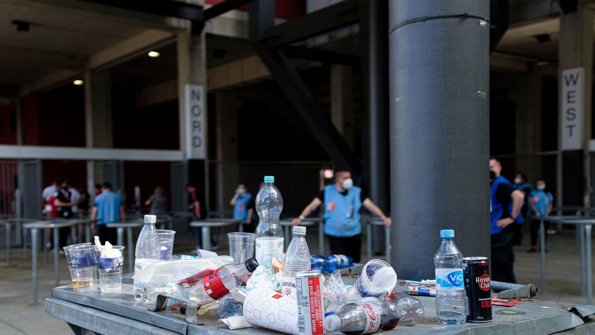 Abfall sammelt sich auf einer Mülltonne vor dem Stadion. Abfall sammelt sich auf einer Mülltonne vor dem Stadion.