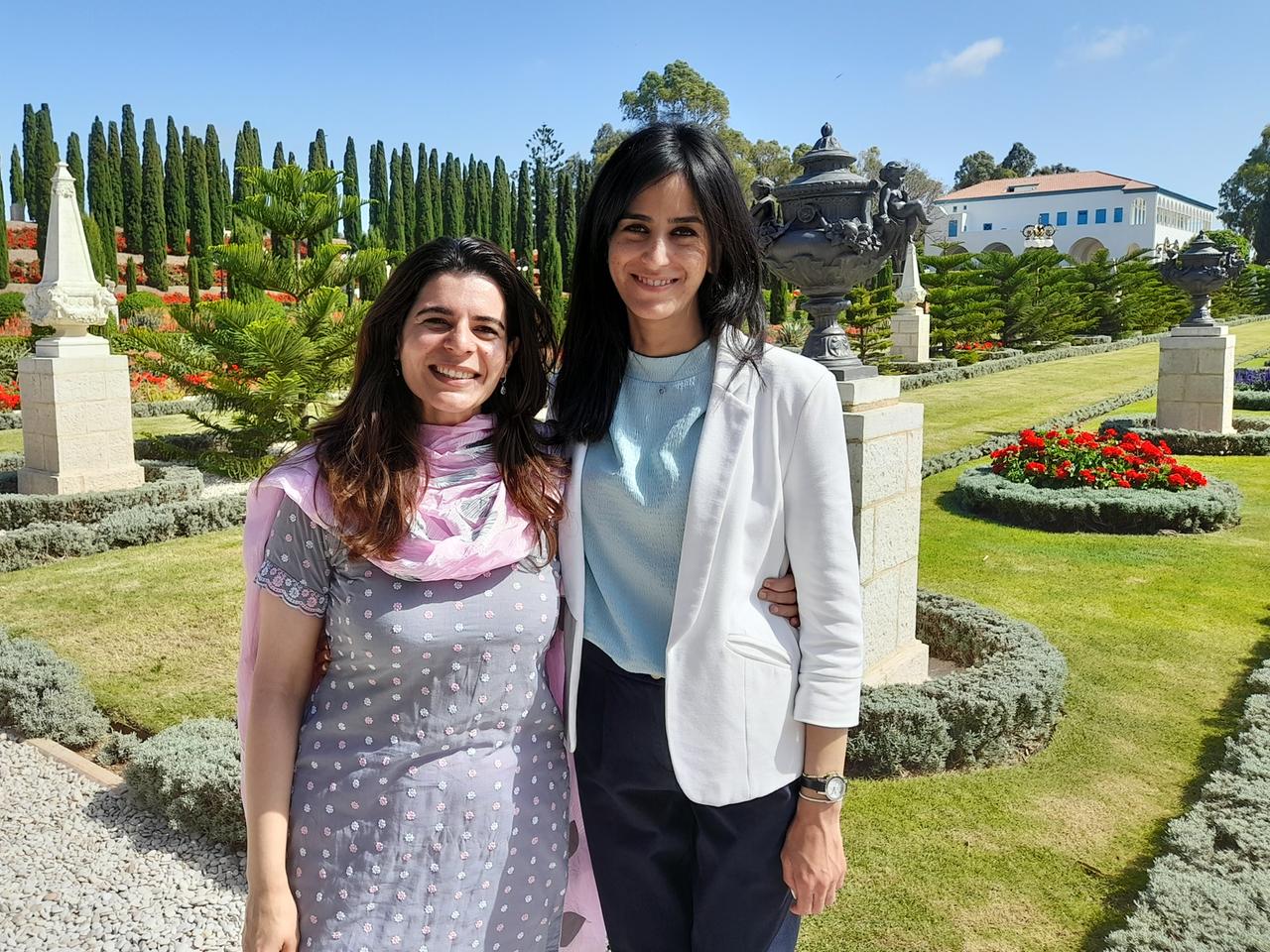Sama Sabet und Farah Jarah lächeln, halten sich im Arm und stehen im Bahai-Garten in Akko. Sama Sabet und Farah Jarah lächeln, halten sich im Arm und stehen im Bahai-Garten in Akko.