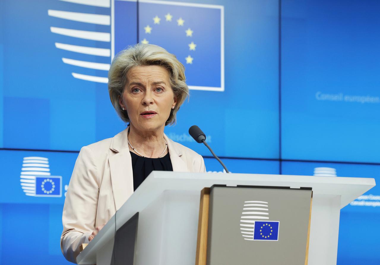 Belgien, Brüssel: Ursula von der Leyen, Präsidentin der Europäischen Kommission, spricht auf einer Pressekonferenz nach einem EU-Gipfel in Brüssel. Belgien, Brüssel: Ursula von der Leyen, Präsidentin der Europäischen Kommission, spricht auf einer Pressekonferenz nach einem EU-Gipfel in Brüssel.