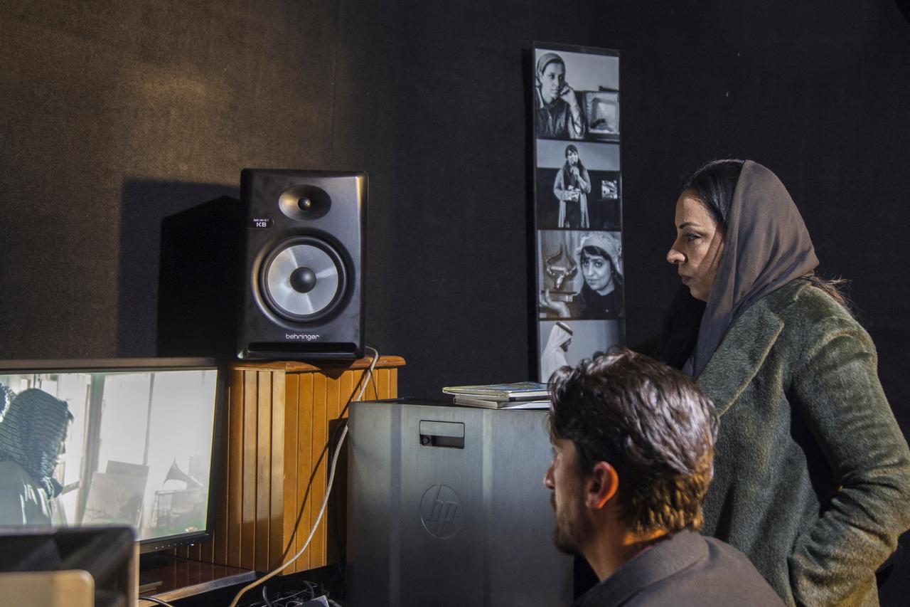 Die Regisseurin Roya Sadat im editing room in Kabul, 2020 Die Regisseurin Roya Sadat im editing room in Kabul, 2020