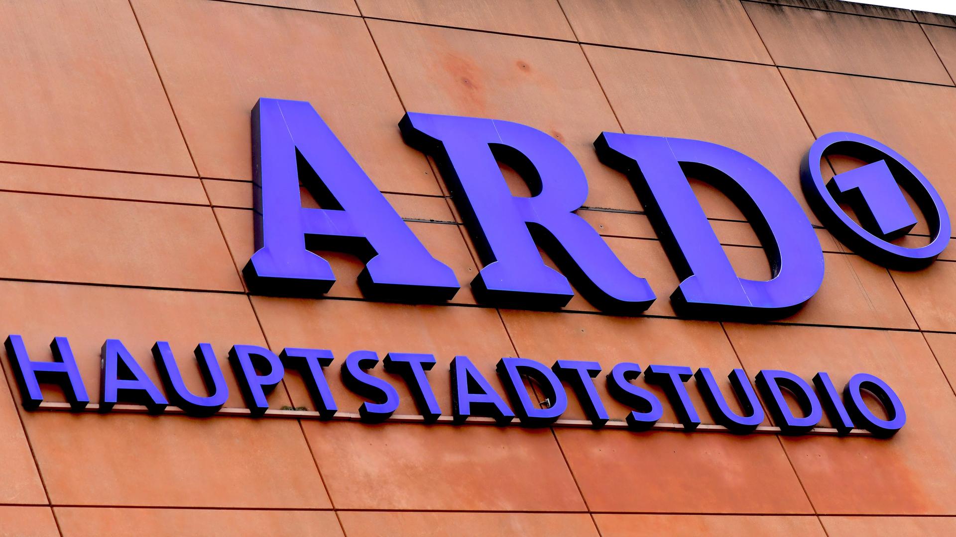 Namenszug der ARD am Hauptstadtstudio des Senders