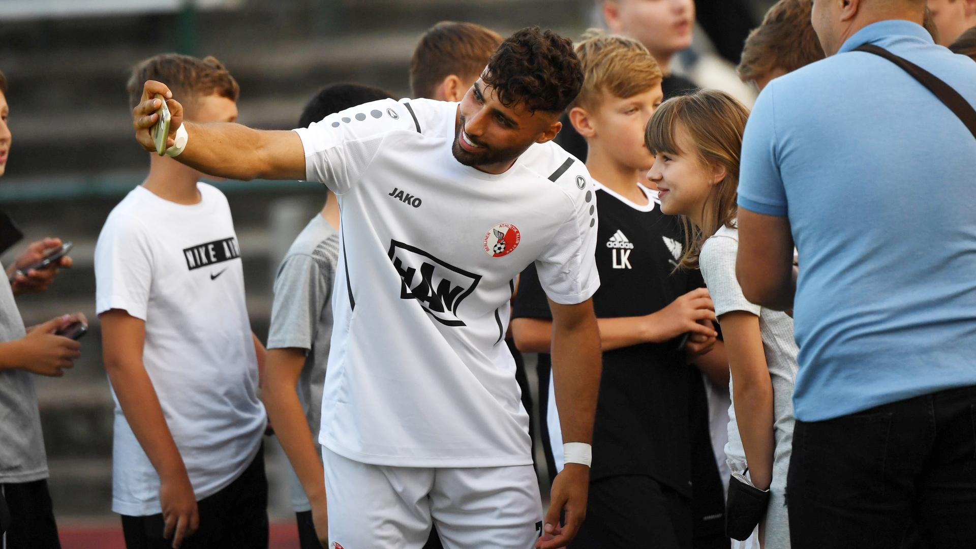 Der Fussballer Nader El-Jindaoui umringt von Fans, die ein Selfie mit ihm wollen, Berlin 2022. Der Fussballer Nader El-Jindaoui umringt von Fans, die ein Selfie mit ihm wollen, Berlin 2022.