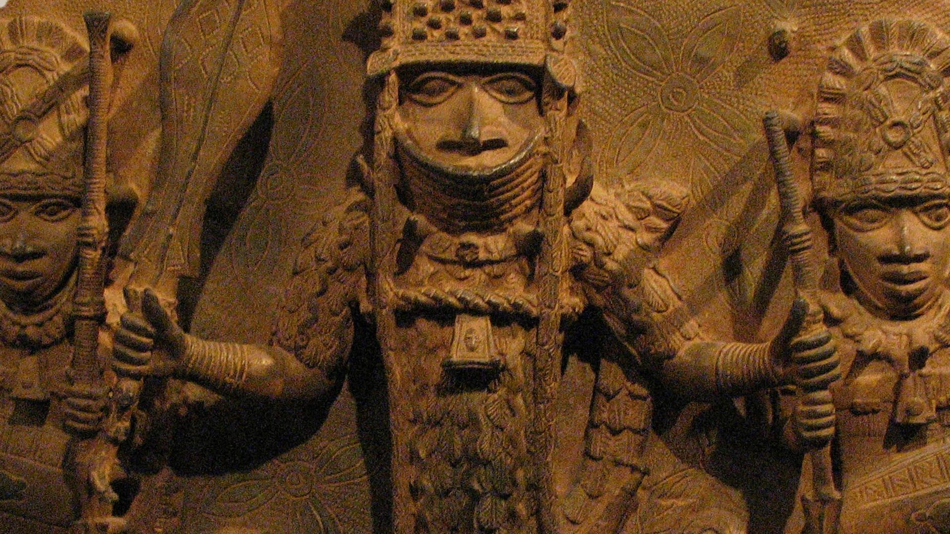 Auf einem Bronzerelief aus Benin sind Krieger mit Speeren, Rüstung und Helmen abgebildet. Auf einem Bronzerelief aus Benin sind Krieger mit Speeren, Rüstung und Helmen abgebildet.