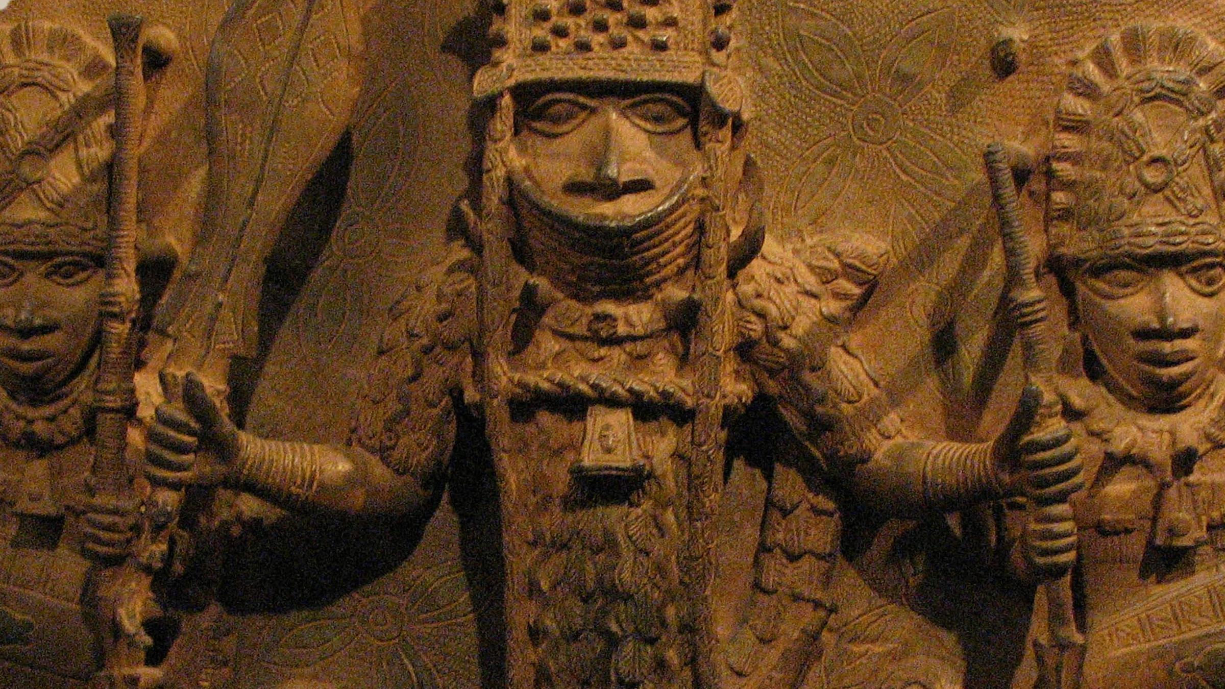 Auf einem Bronzerelief aus Benin sind Krieger mit Speeren, Rüstung und ...</p>

                        <a href=