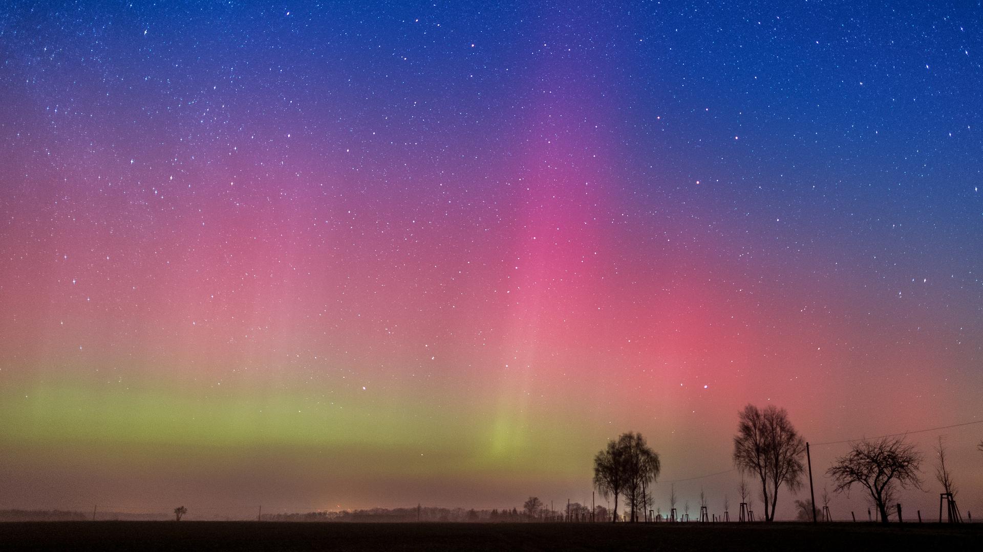 Ein Polarlicht leuchtet am Nachthimmel des 06. März 2016 nahe Lietzen im Landkreis Märkisch-Oderland, Brandenburg Ein Polarlicht leuchtet am Nachthimmel des 06. März 2016 nahe Lietzen im Landkreis Märkisch-Oderland, Brandenburg