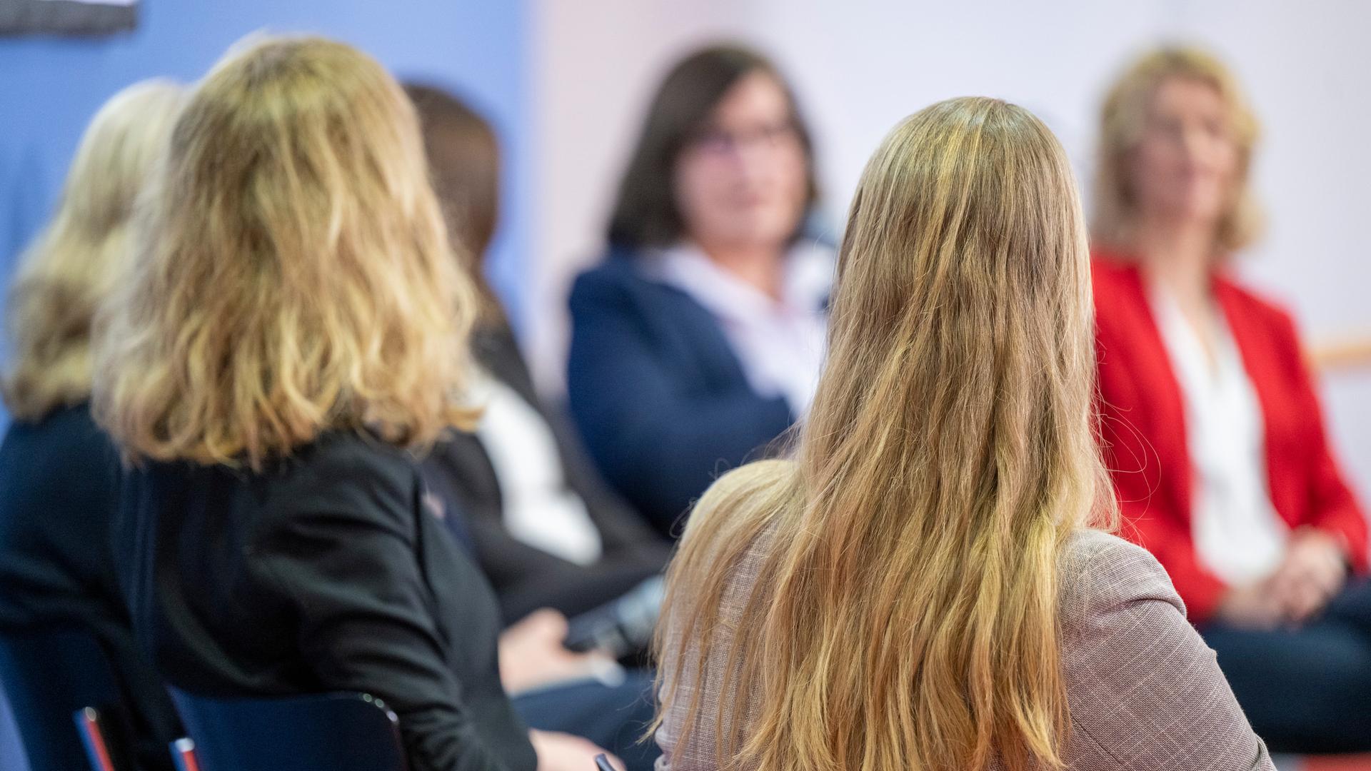 Teilnehmerinnen einer Podiumsdiskussion anlässlich der Vorstellung der Studie des Vereins ProQuote Medien zur Geschlechterverteilung in journalistischen Führungspositionen unterhalten sich Teilnehmerinnen einer Podiumsdiskussion anlässlich der Vorstellung der Studie des Vereins ProQuote Medien zur Geschlechterverteilung in journalistischen Führungspositionen unterhalten sich