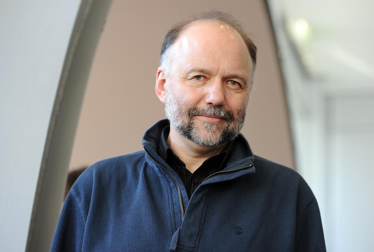 Der Autor Andrij Kurkow blickt lächelnd in die Kamera. Der Autor Andrij Kurkow blickt lächelnd in die Kamera.