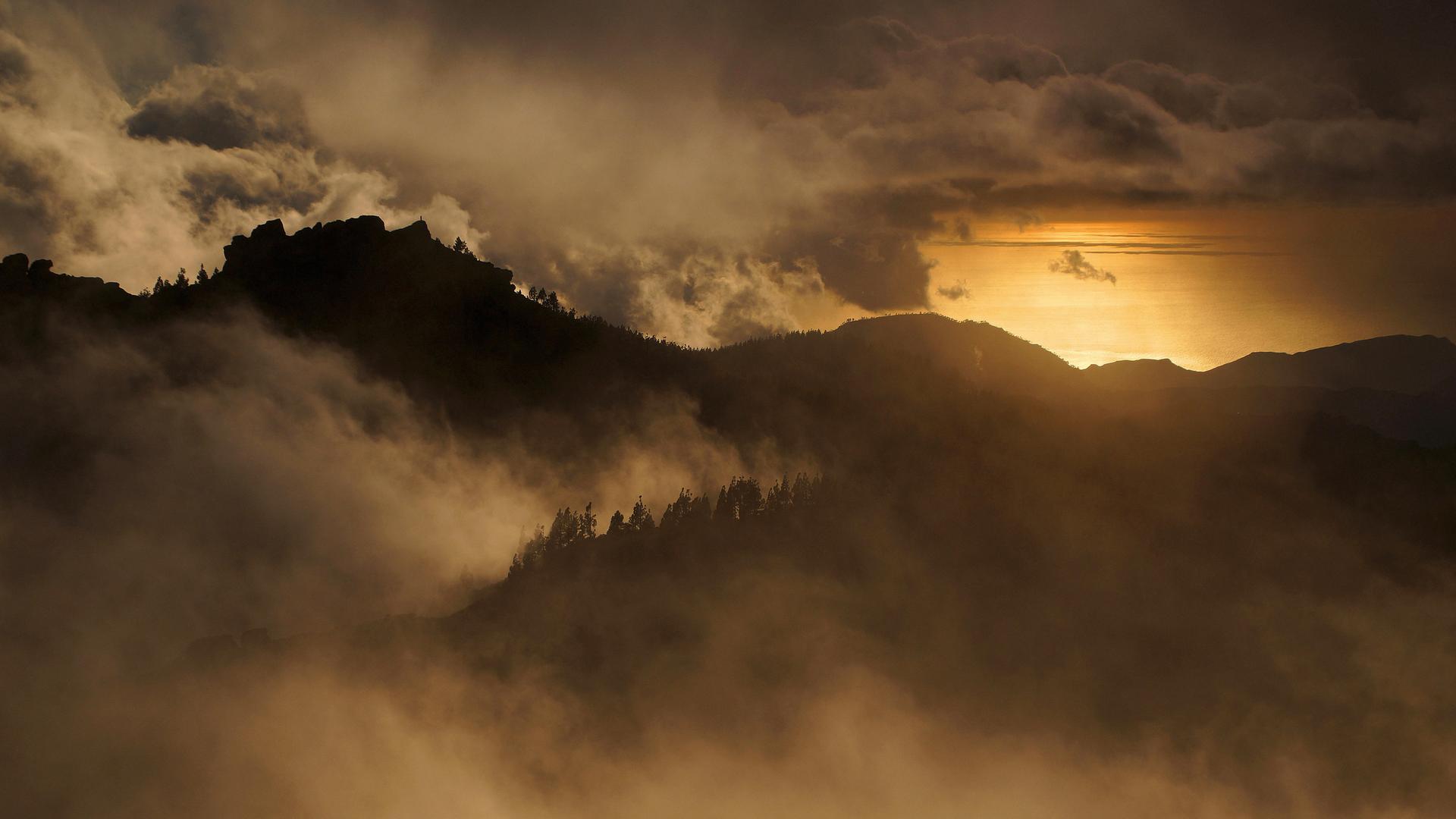 Berge im Nebel bei Sonnenaufgang Berge im Nebel bei Sonnenaufgang