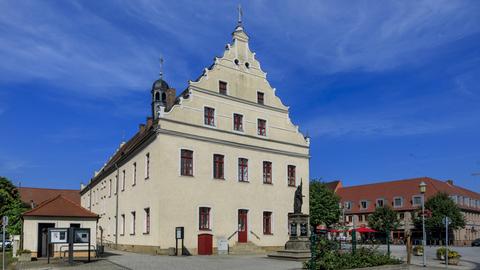 Marktplatz und Rathaus in der Kleinstadt Herzberg (Elster) 