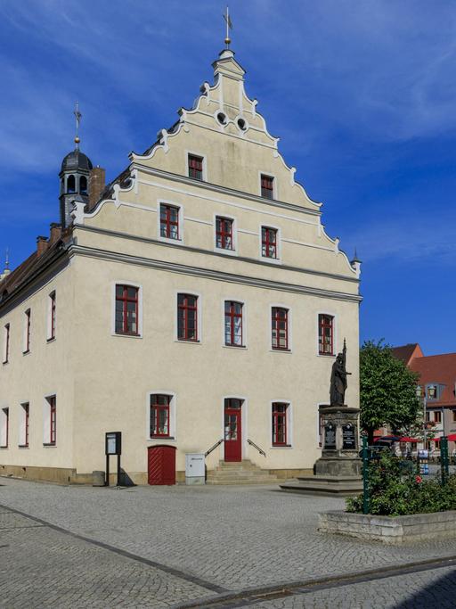 Marktplatz und Rathaus in der Kleinstadt Herzberg (Elster) 
