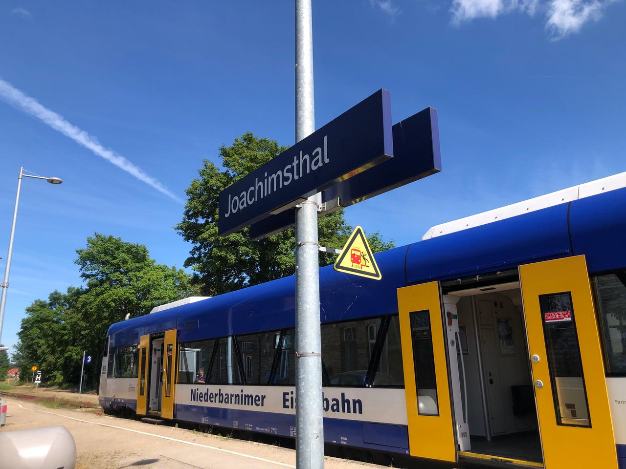 Ein Zug der Niederbarnimer Eisenbahn steht im Bahnhof Joachimsthal.