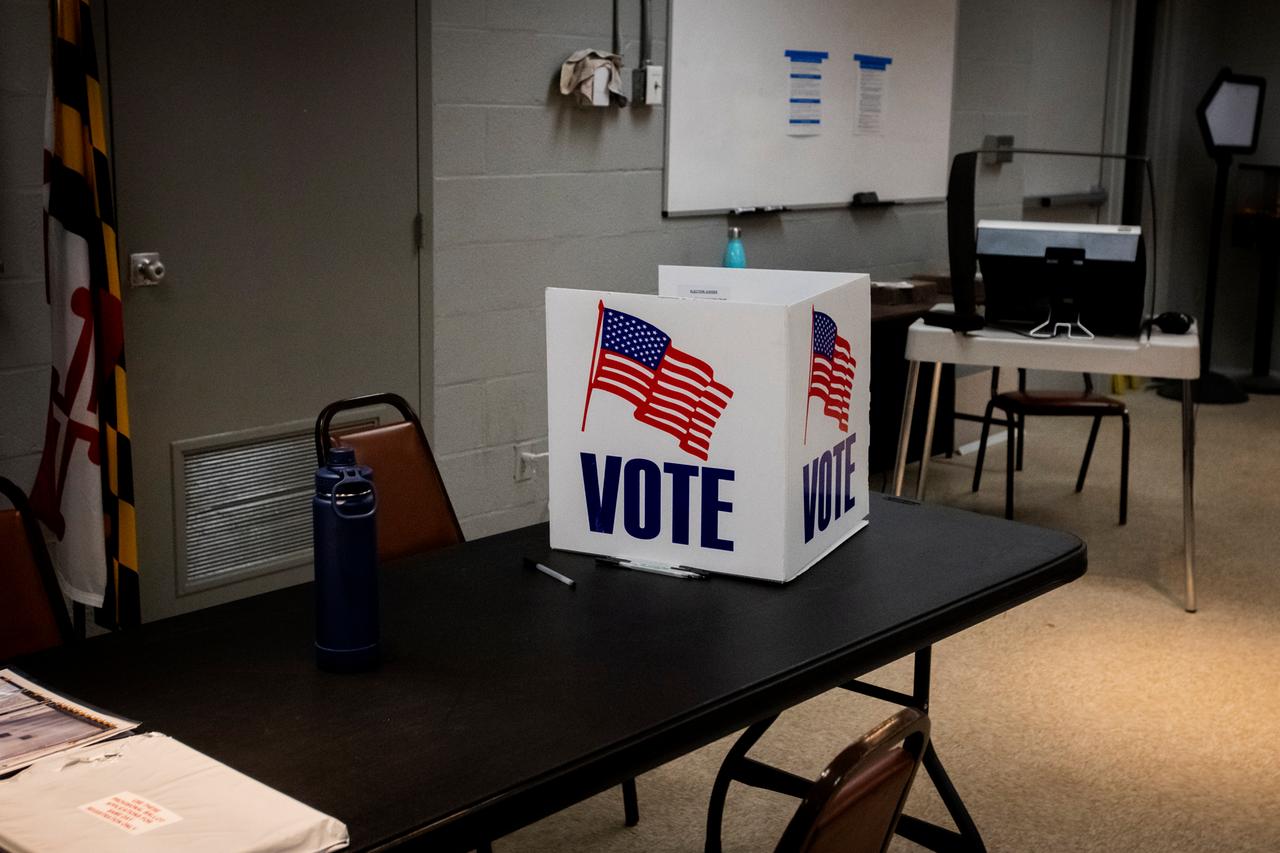 Tisch in einem Wahllokal bei den Midterms Elecltions 2022 in den USA