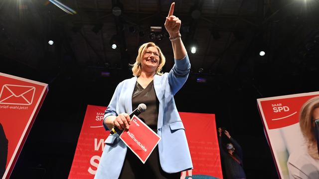 Anke Rehlinger, SPD-Spitzenkandidatin und stellvertretende Ministerpräsidentin des Saarlandes, steht auf der SPD-Wahlparty zur Landtagswahl auf der Bühne.