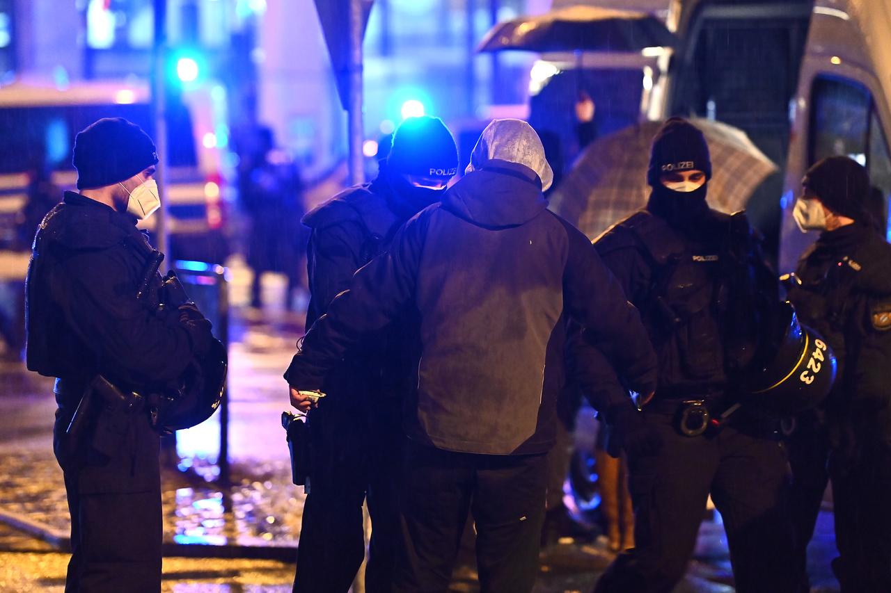 Polizisten und Demonstranten in der Nacht